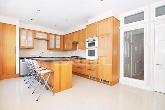 3 Bedroom Apartment To Rent In Compayne Gardens, South Hampstead, London, NW6