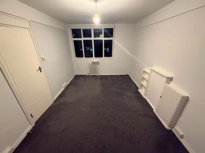 Studio To Rent In Shepherds Bush Green, London, W12