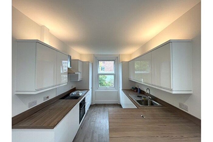 3 Bedroom Flat To Rent In Exeter Road, Kilburn, London, NW2