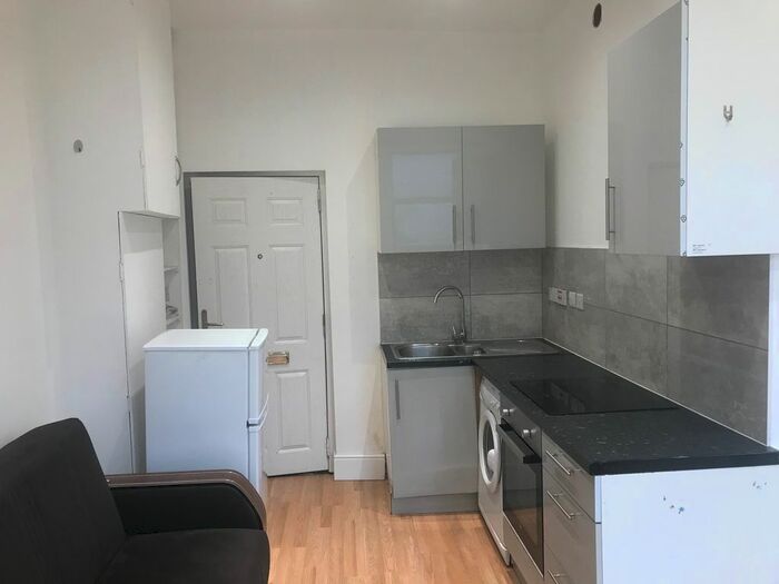 Studio To Rent In Askew Road, London, W12