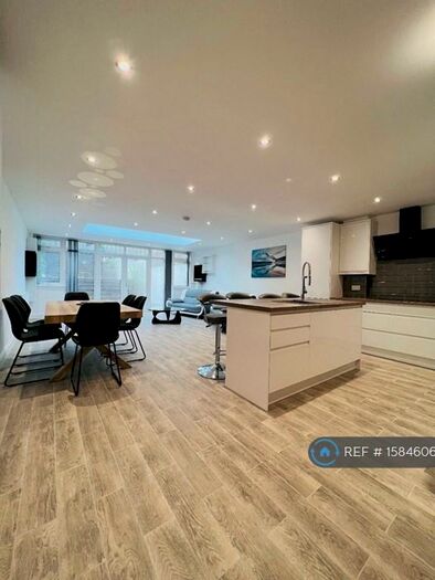 3 Bedroom Flat To Rent In Alexandra Park Road, London, N22