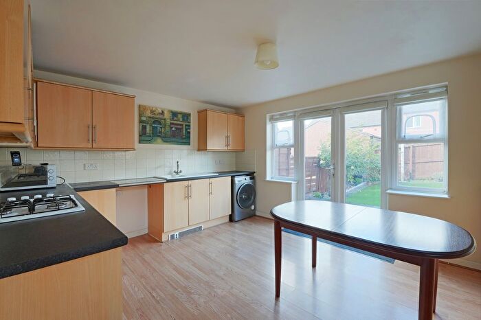 5 Bedroom Town House To Rent In Tudor Close, Sheffield, S9