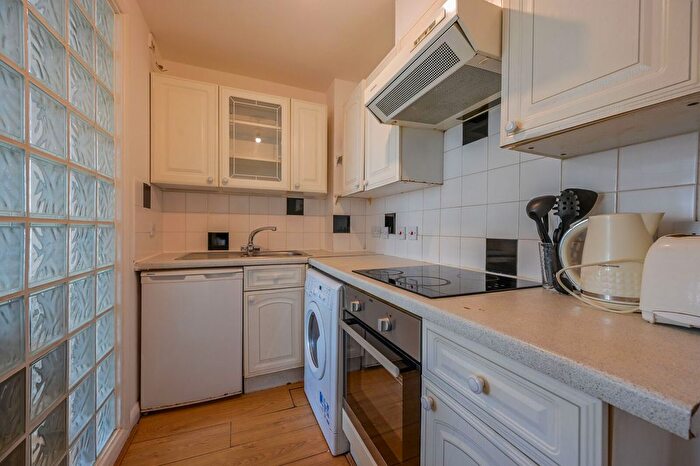 2 Bedroom Flat To Rent In Cleveland Grove, Stepney, London, E1