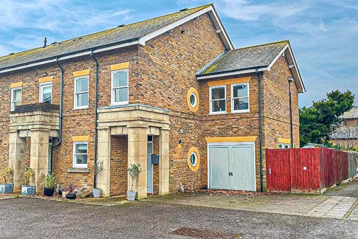 3 Bedroom End Of Terrace House For Sale In Horseshoe Crescent, Shoeburyness, SS3