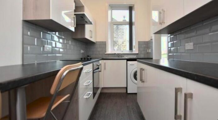 2 Bedroom End Of Terrace House To Rent In Wood View, Churwell, Morley, Leeds, LS27