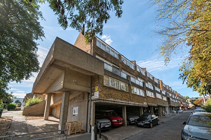 3 Bedroom Maisonette For Sale In Woodvale Walk, London, SE27