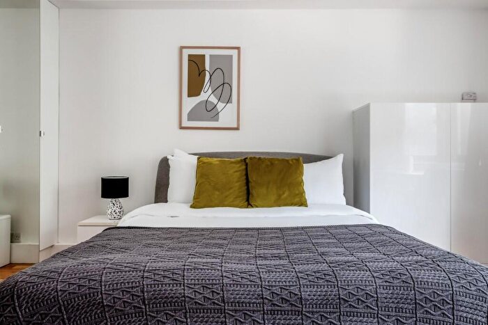 Studio To Rent In Portsoken Street, London, E1