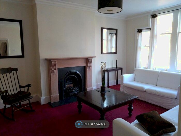 3 Bedroom Flat To Rent In London, London, SW16