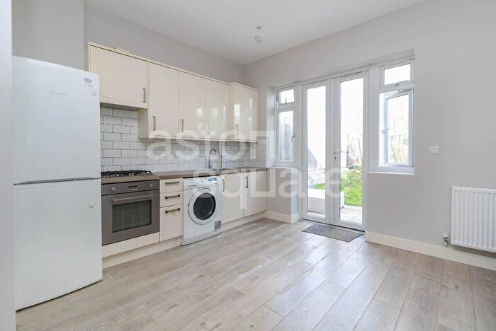 2 Bedroom Flat To Rent In Second Avenue, London, NW4