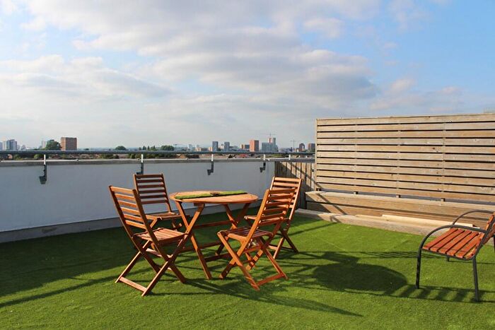 3 Bedroom Penthouse To Rent In Green Hayes Lane West, Hulme, Manchester, M15