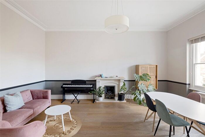 2 Bedroom Flat To Rent In Redcliffe Gardens, London, SW10