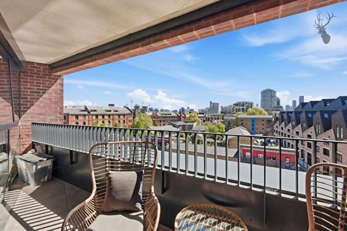 2 Bedroom Apartment For Sale In Waters Edge Court, Bow, E3