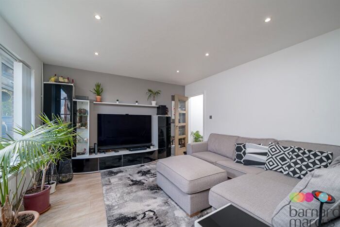 3 Bedroom Terraced House For Sale In Linden Road, London, N11