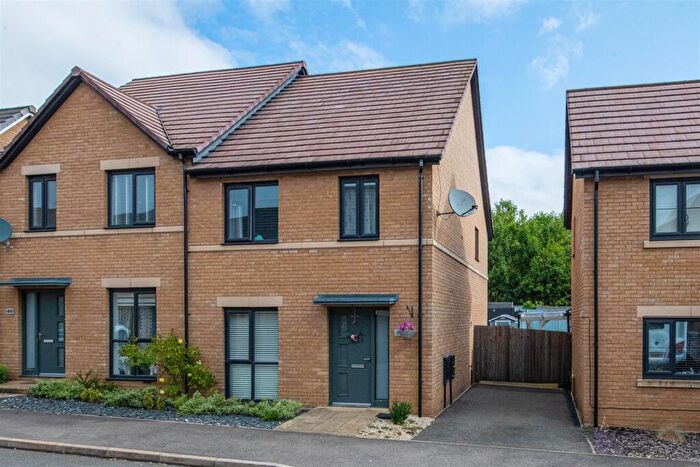 3 Bedroom Semi-Detached House For Sale In Kesteven Way, Corby, NN18