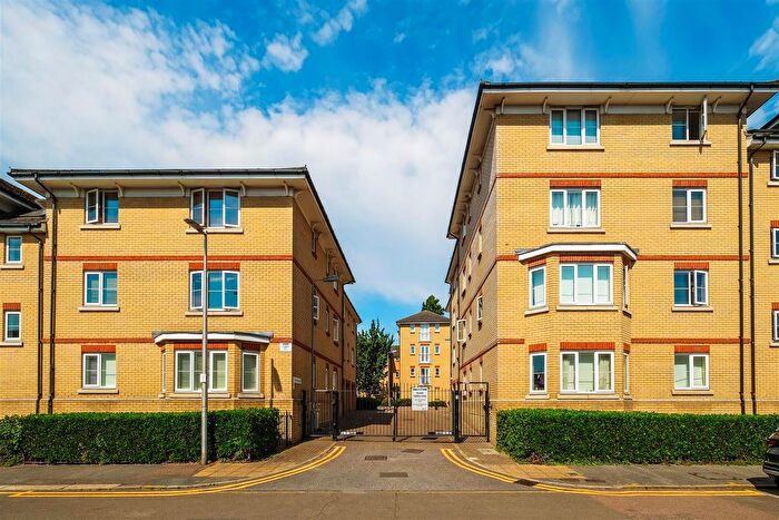 2 Bedroom Flat For Sale In Alveston Square, South Woodford, E18