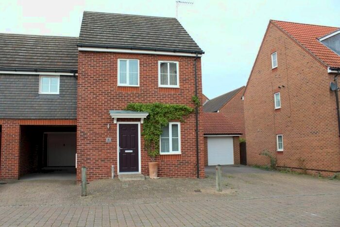 3 Bedroom Semi-Detached House To Rent In Fawn Drive, Aldershot, GU12