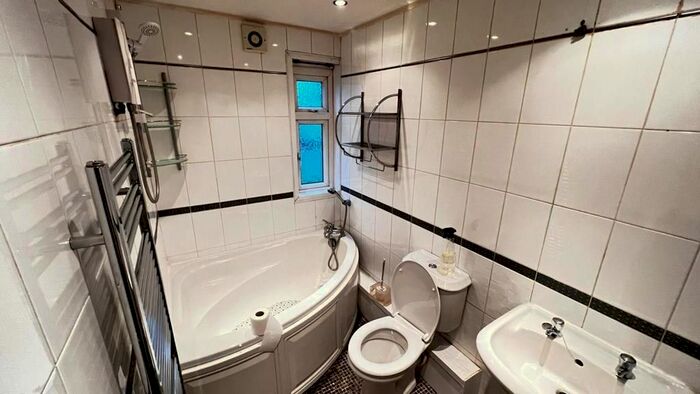 2 Bedroom Flat To Rent In Hawkshead Walk, Bradford, BD5