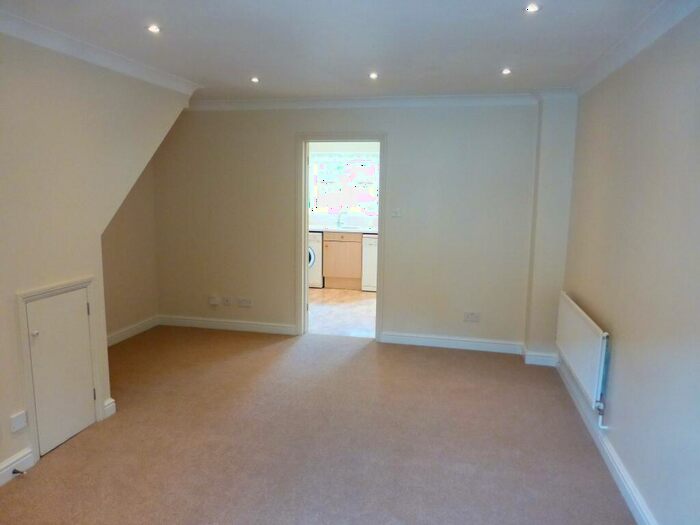 2 Bedroom House To Rent In Kensington Close, London, N11