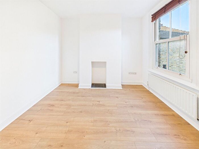 2 Bedroom Flat To Rent In London Road, Uk, TW1