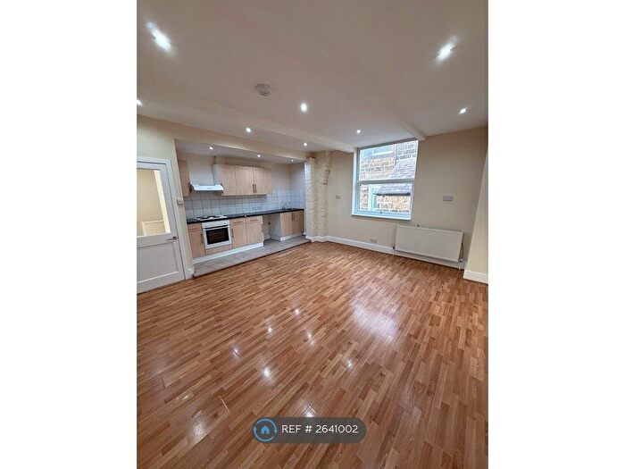 2 Bedroom Flat To Rent In Rear, Harrogate, HG1