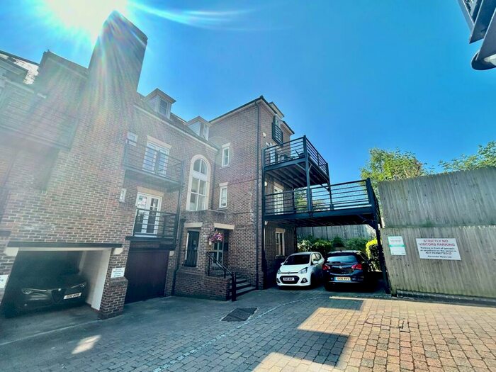 2 Bedroom Flat To Rent In Alexander Mews, Billericay, CM12