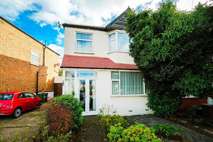 3 Bedroom Property For Sale In Hall Lane, Chingford, E4