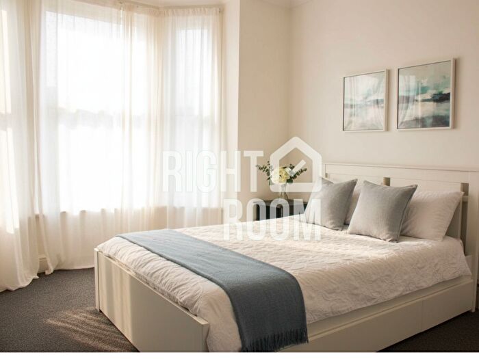 3 Bedroom Detached House To Rent In Bed House, Cedar Way, Guildford, GU1