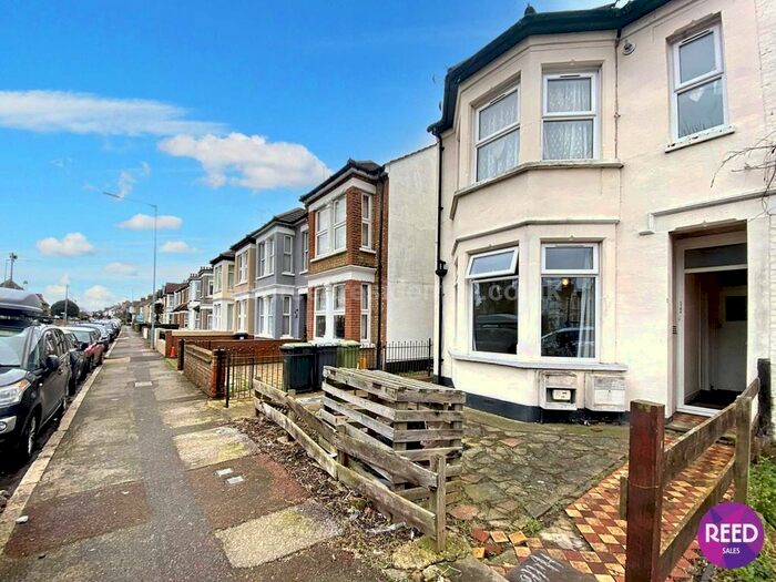 2 Bedroom Flat To Rent In High Street, Southend On Sea, SS3