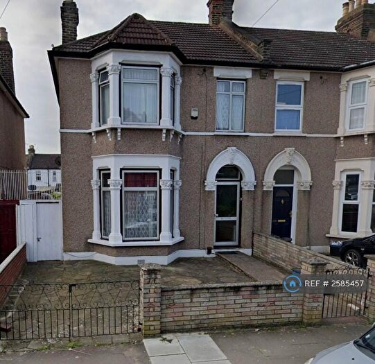 2 Bedroom Bungalow To Rent In Kinfauns Road, London, IG3