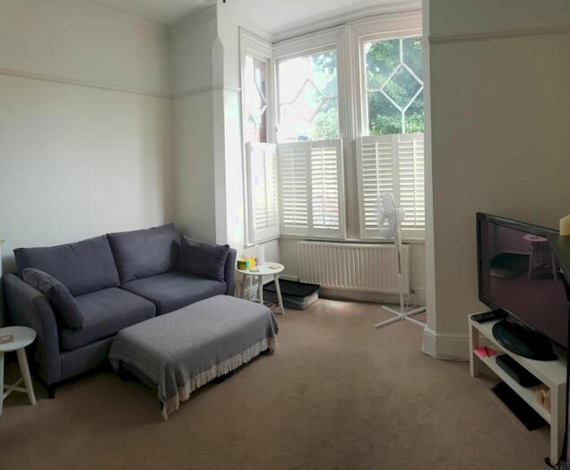 2 Bedroom Flat To Rent In Teddington, Middlesex, TW11