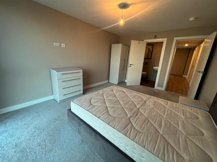 Detached House To Rent In Queens Dock Avenue, Hull, HU1