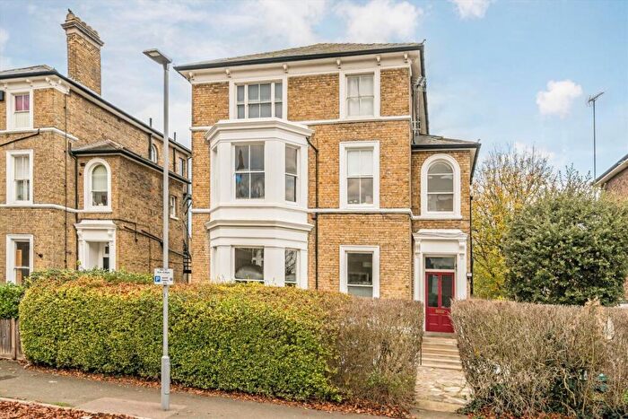 2 Bedroom Flat For Sale In Adelaide Road, Surbiton, KT6