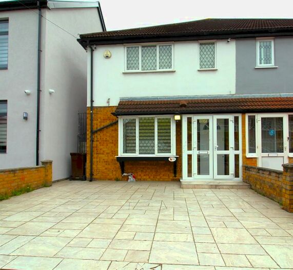 3 Bedroom Property To Rent In Hampton Road, London, E4