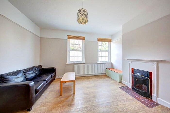 2 Bedroom Flat To Rent In The Polygon, London, SW4