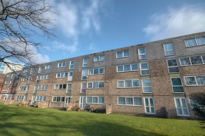 2 Bedroom Flat To Rent In Kintyre Close, London, SW16