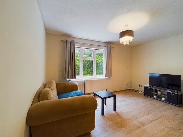 1 Bedroom Flat For Sale In Milne Close, Bewbush, Crawley, RH11