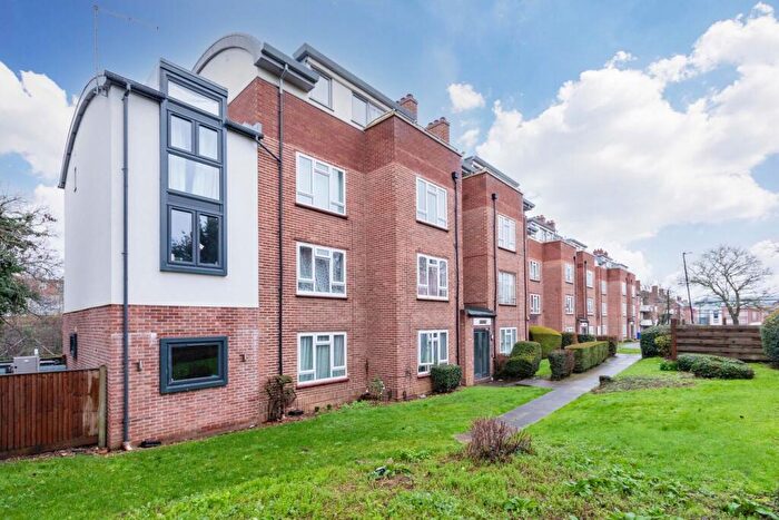 2 Bedroom Flat For Sale In Courtlands, Maidenhead, SL6
