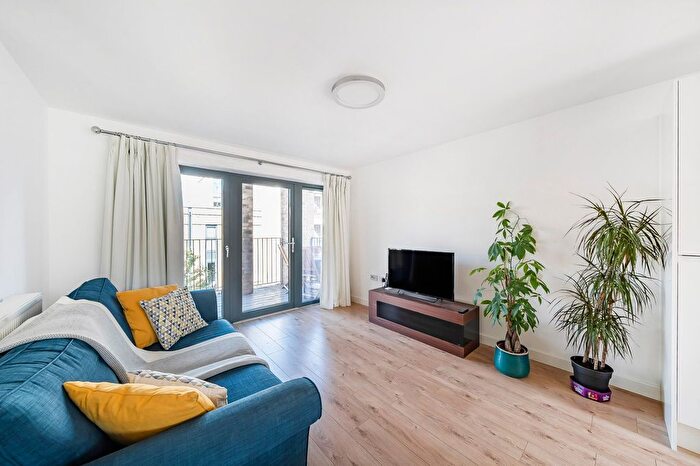 2 Bedroom Flat To Rent In Bourbon Road, London, SW9