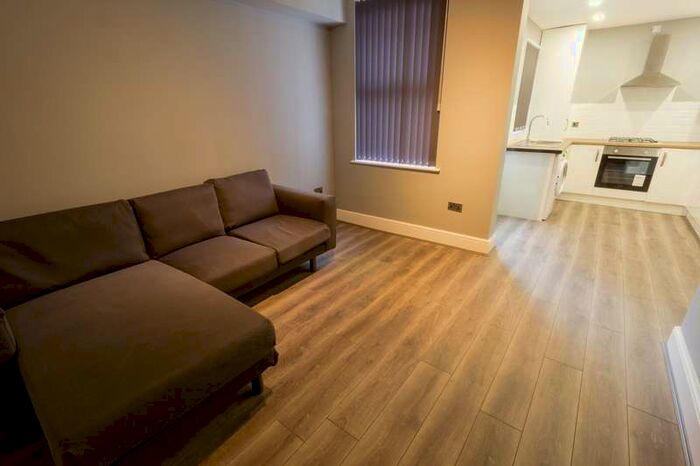 5 Bedroom Terraced House To Rent In Halsbury Road, L6 6dg,