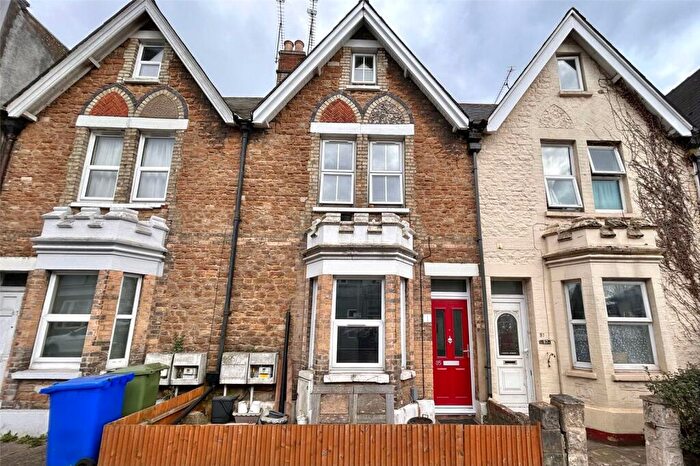 2 Bedroom Maisonette For Sale In Grosvenor Road, Aldershot, Hampshire, GU11