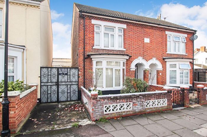 3 Bedroom Semi-Detached House For Sale In Fairfax Road, Bedford, MK40