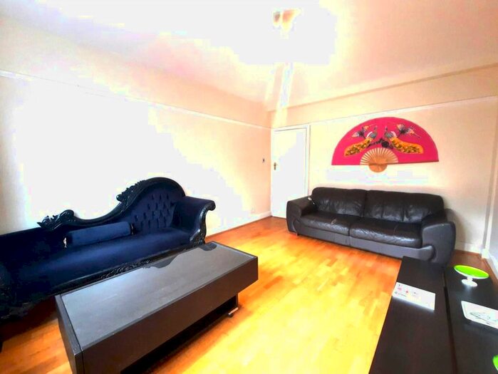 2 Bedroom Flat To Rent In Hamlet Gardens, London, W6