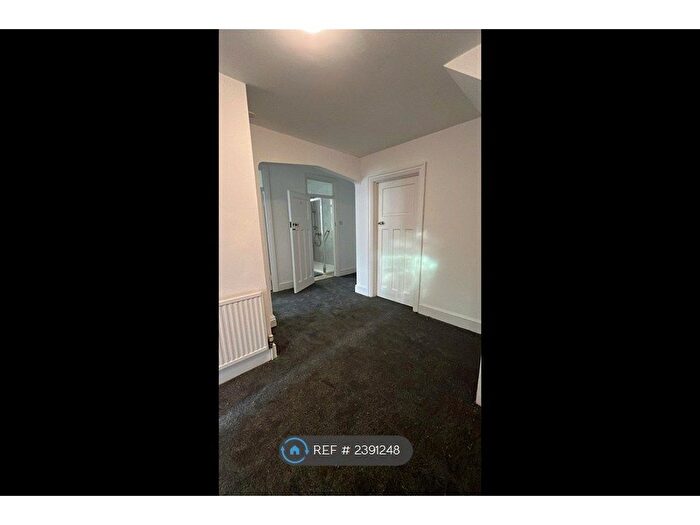 2 Bedroom Flat To Rent In Golders Green Road, London, NW11