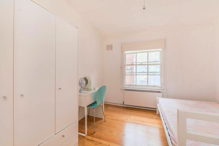 2 Bedroom Flat To Rent In Siddons Court, Covent Garden, London, WC2E