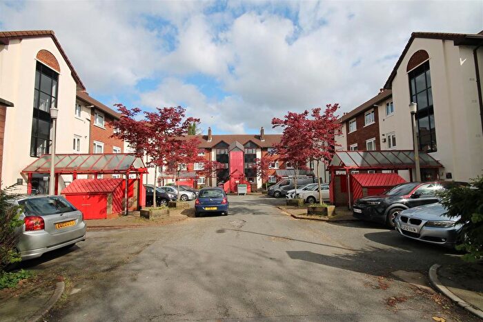 2 Bedroom Flat To Rent In Friars Court, Canterbury Gardens, Salford, M5