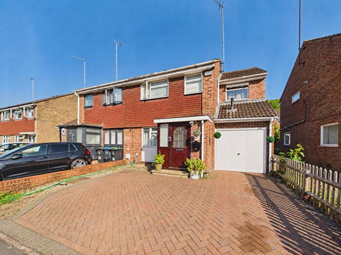 4 Bedroom Semi-Detached House For Sale In Goldfinch Road, South Croydon, CR2