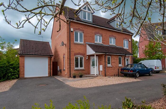 3 Bedroom Semi Detached House To Rent In Thornbridge Close, Rushden, NN10