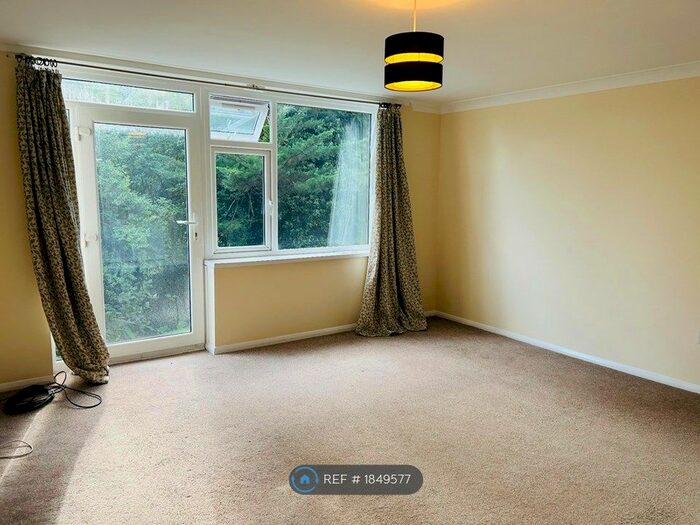 2 Bedroom Flat To Rent In Amersham Hill, High Wycombe, HP13