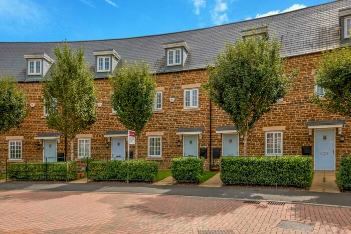 3 Bedroom Town House To Rent In Parsons Piece, Banbury, OX16