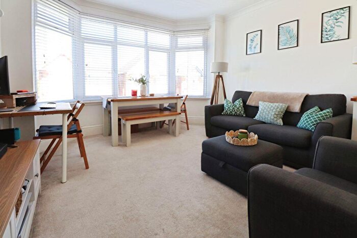2 Bedroom Flat For Sale In Chatsworth Road, Bournemouth, BH8